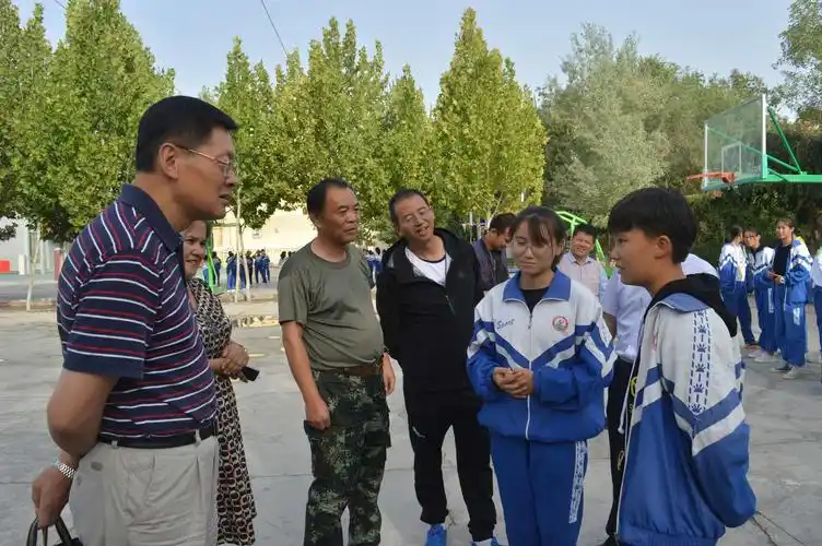 新疆生产建设兵团教育局领导来第一师阿拉尔中学调研