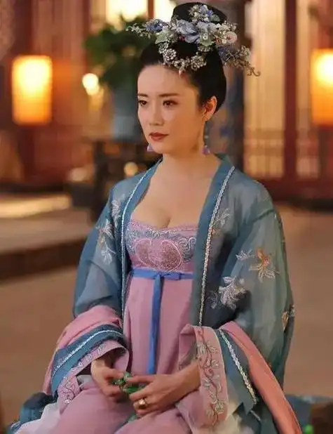 女星张彤扮演古装剧实在太美了,特别是扮演武则天的角色更是显出王者