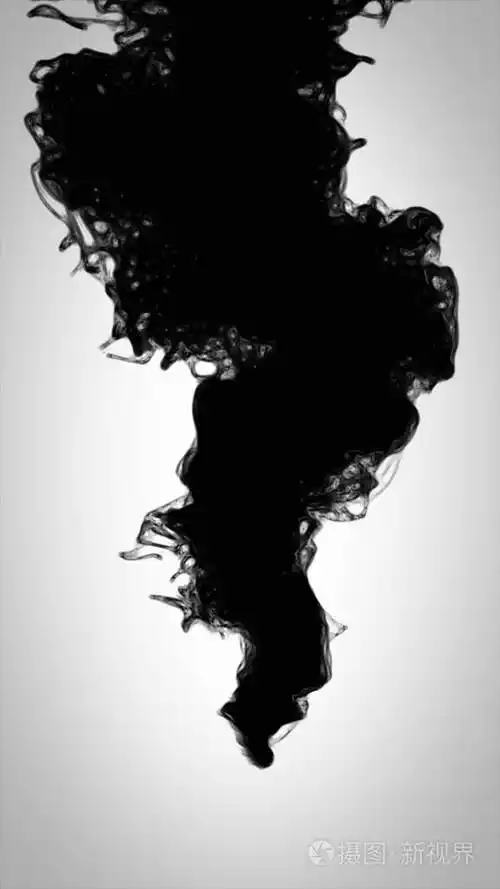 黑色墨水滴在白色衬底上分离出的水中