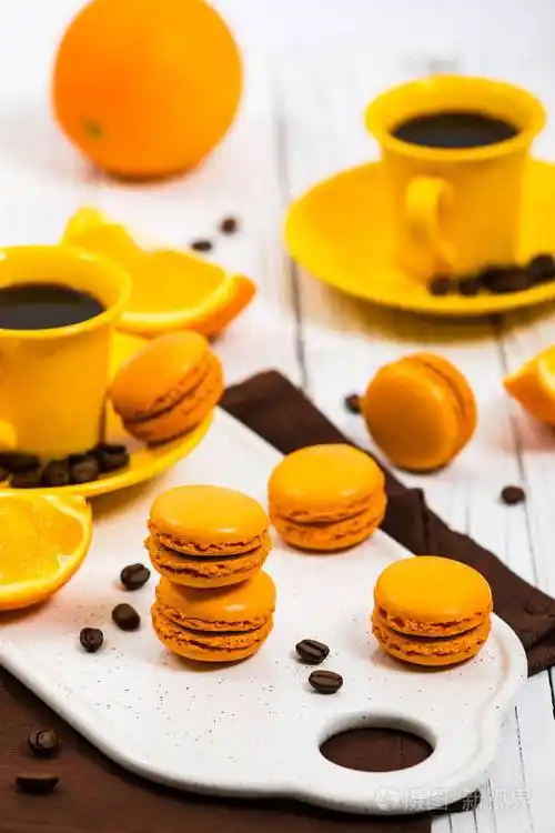 带有黑巧克力和咖啡馅的橙色法国马卡龙选择性聚焦