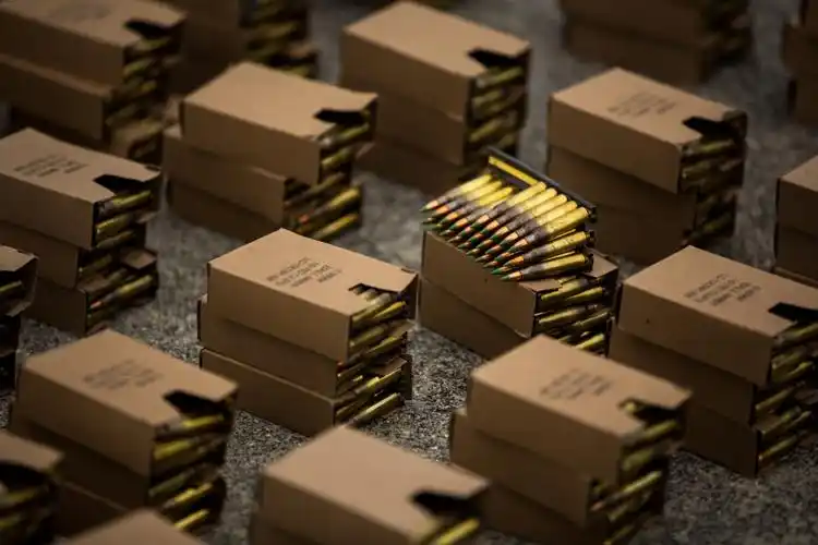 驻日美军进行射击训练子弹管够