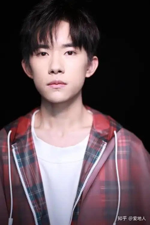 这对于易烊千玺来讲,可能是事业之路的小波折,但通过两个事件,一者