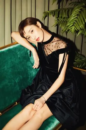 照片中许芳铱造型百变,利落短发率意随性眼神清澈动