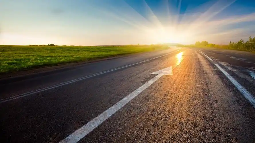 公路沿途自然风景唯美高清桌面壁纸