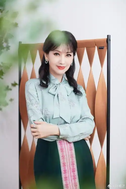 赵雅芝最新写真曝光02卷发披肩优雅端庄