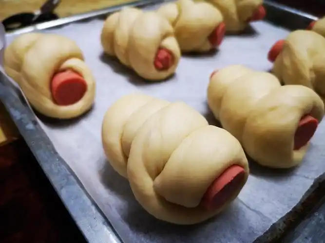 面团搓长条绕着火腿肠卷起来