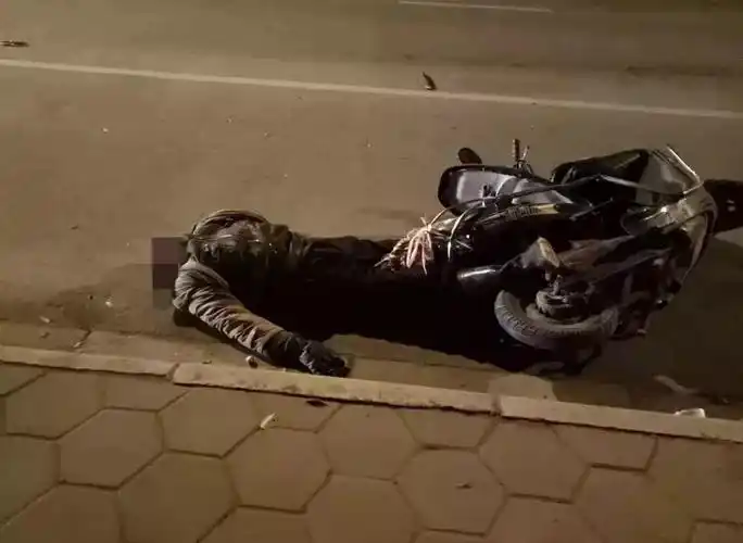 一对母女被一辆疾驰而来的轿车撞飞,其中母亲当场死亡,小女孩抢救后因