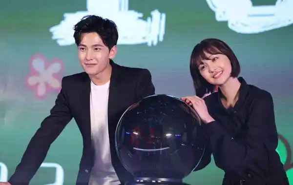 郑爽杨洋热巴郑爽都跟杨洋宣传新剧