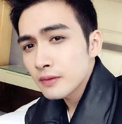 小眼睛蒜头鼻下巴后缩是怎么整成当红小生的