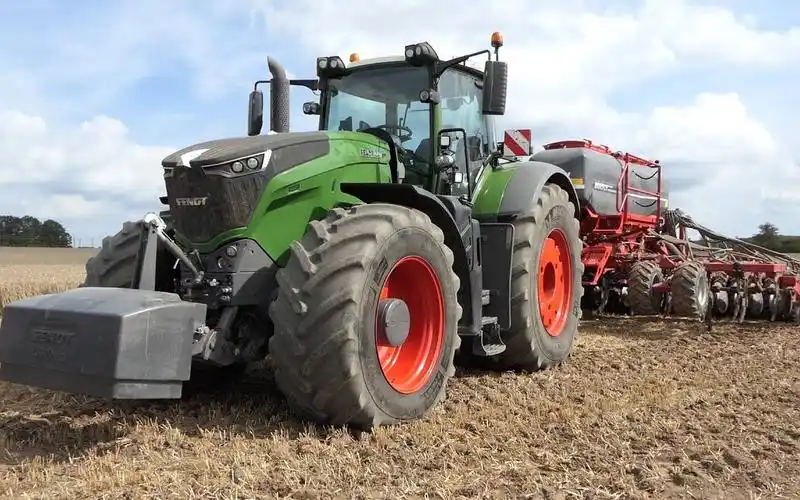 顶级农机:芬特 1050拖拉机农耕作业!