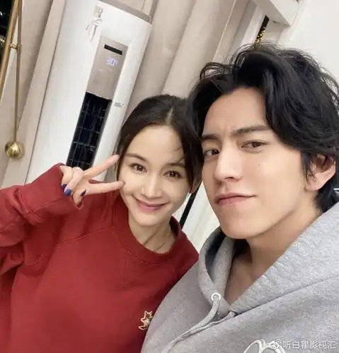 王子文官宣恋情微博改名晒合照表深情男友黑料从天而降