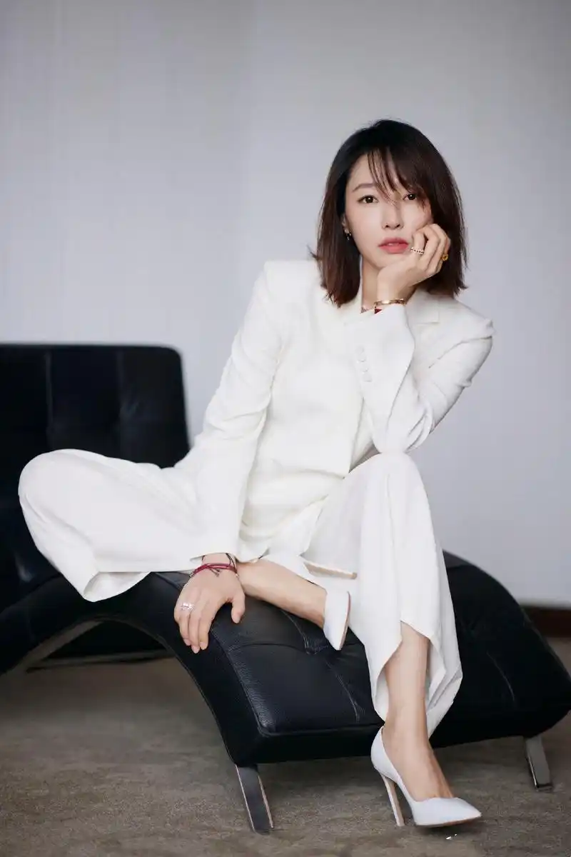 白百何厉害了,减肥成功后气场全开,穿白色西服套装干练又洋气_颜色