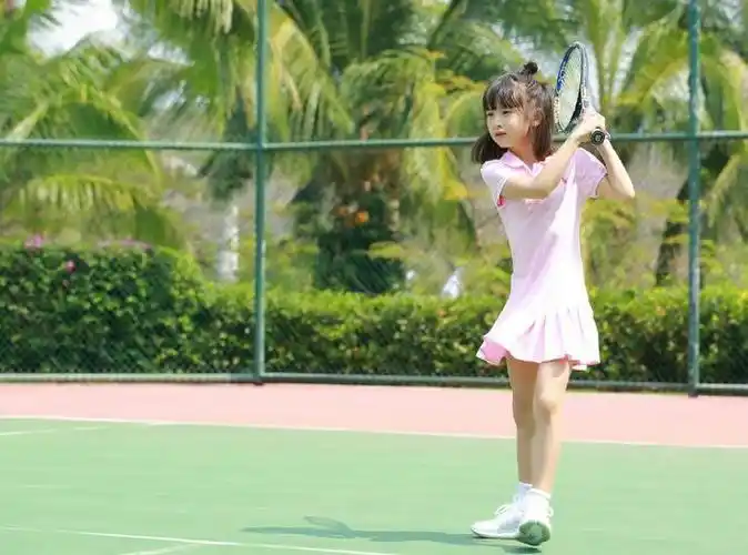 森碟练了一个暑假的网球,完虐老爸不在话下