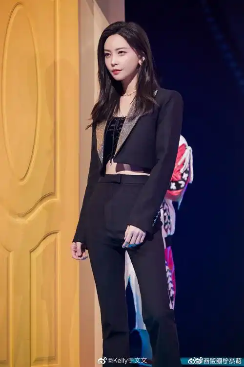 #于文文露腰短西装造型##于文文你好星期六最新剧照#