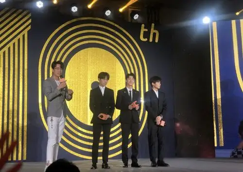 时代峰峻十周年庆典三小只亮相合体来看看合影谁最亮眼