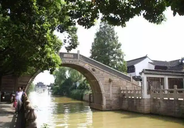 "月落乌啼霜满天,江枫渔火对愁眠.姑苏城外寒山寺,夜半钟声到客船.