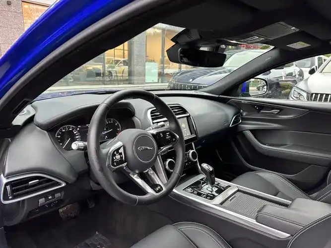 捷豹 xel  2020款 2.0t 200ps r-dynamic 青春运动版图片