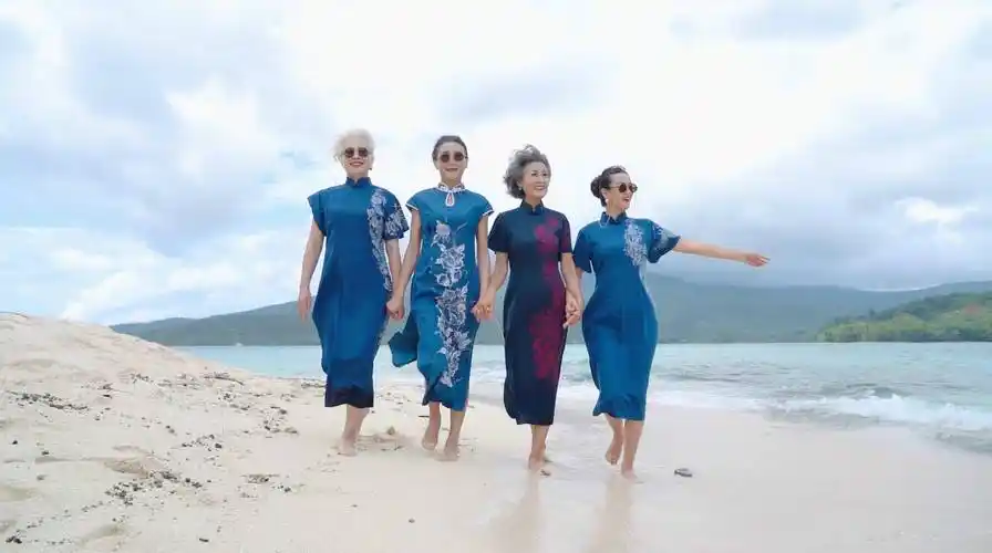 时尚奶奶团火到外网!新旗袍配色高级过斑马线似走秀:身材太好了_生活_