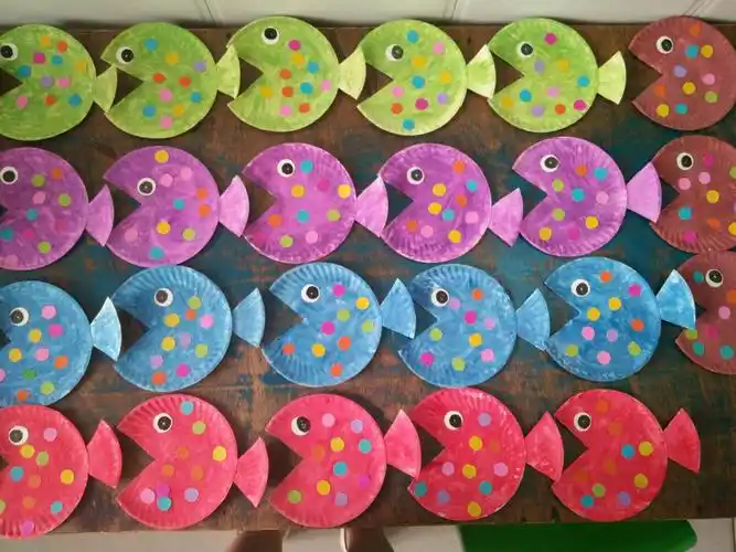 给小鱼贴上好看的鱼鳞……看孩子们专注的表情,认真的制作,给孩子们来