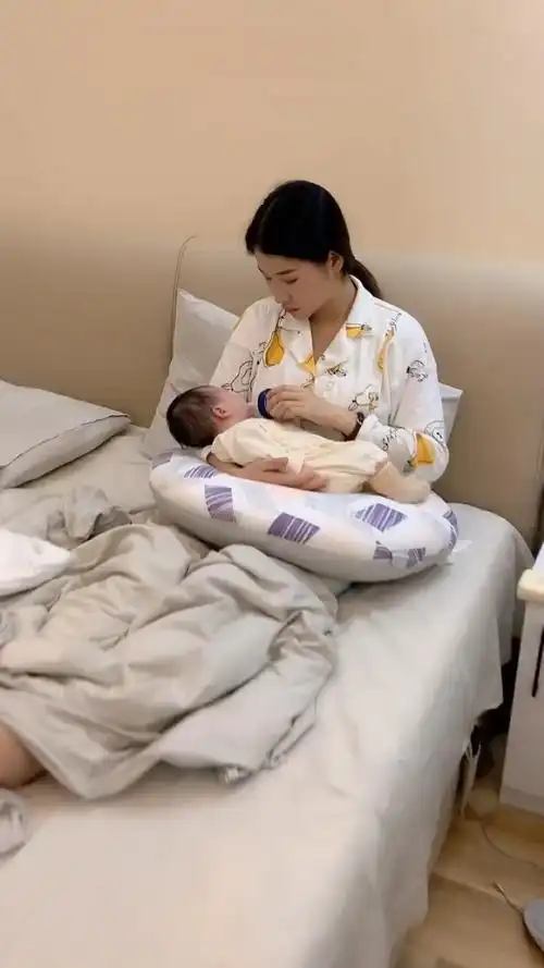 宝宝就连吃奶都嫌弃妈妈了,当成饭前开胃菜了