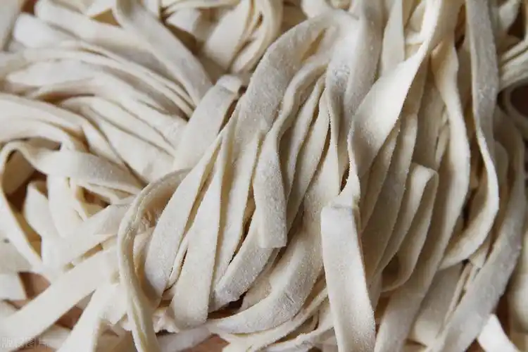 煮手擀面怎样才不断条和面时多放一种调料面条爽滑劲道不易断