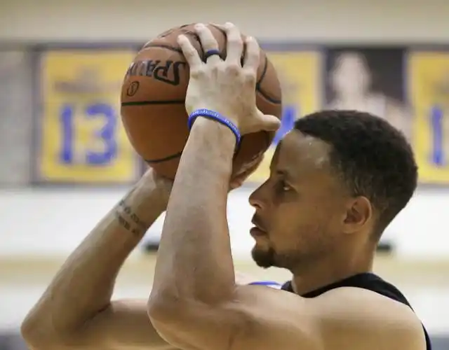 直击勇士西决g1赛前训练:库里秀手活儿