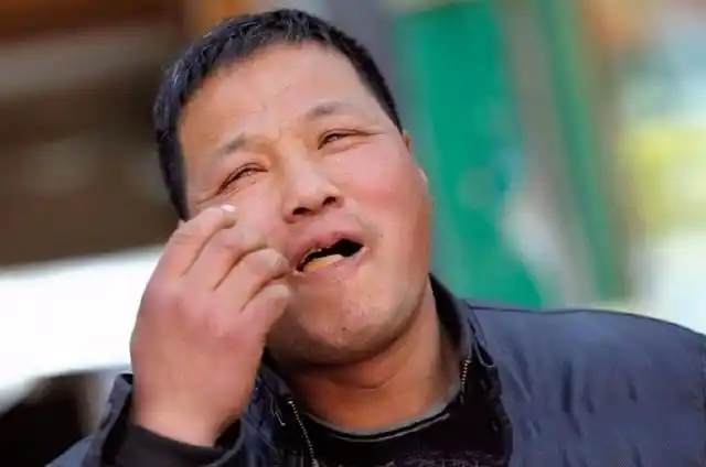 当地人为了收集原材料童子尿,特意将盆子放在男厕所,这是童子尿的主要