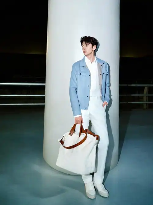 张云龙腿长溢出屏幕了##张云龙好薄一片