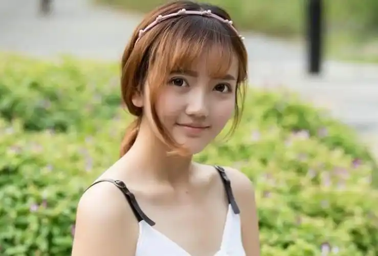 瓜子脸适合什么发型虽说瓜子脸很好留发型,不需要用头发去遮挡脸型上