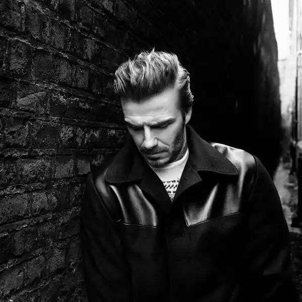 身材颜值仍在线!贝克汉姆黑白大片眼神深邃