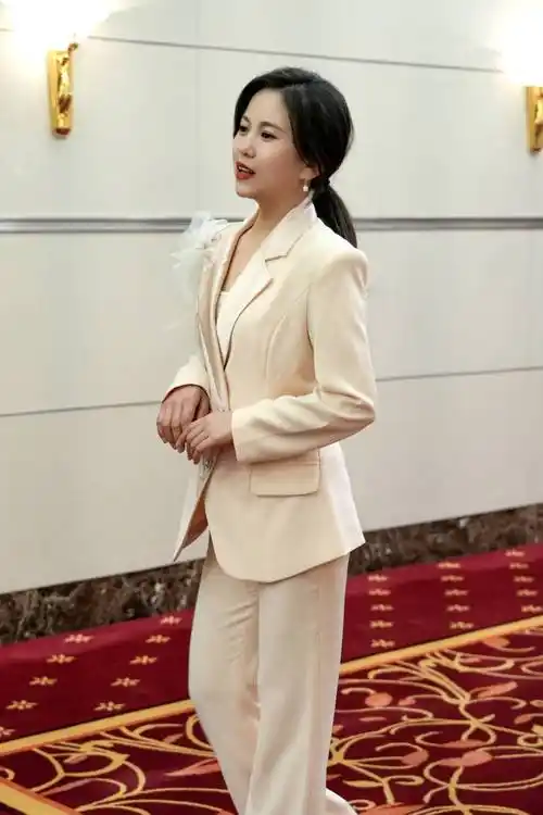 主持人刘美希现身上海红旗车展 米色西装大气优雅_专业_珍珠_中国