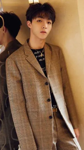 小鲜肉陈立农身穿西装完全就是一副高冷男神的模样