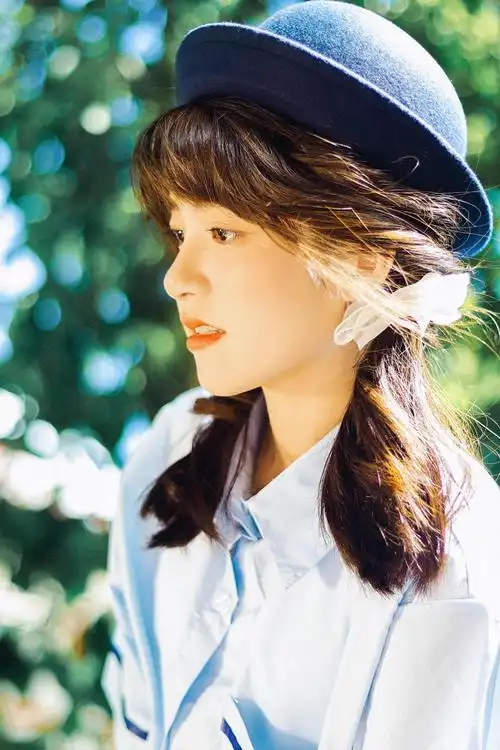 内容简介 清新养眼的双马尾女孩图片:阳光真的是最好看的道具,发光的