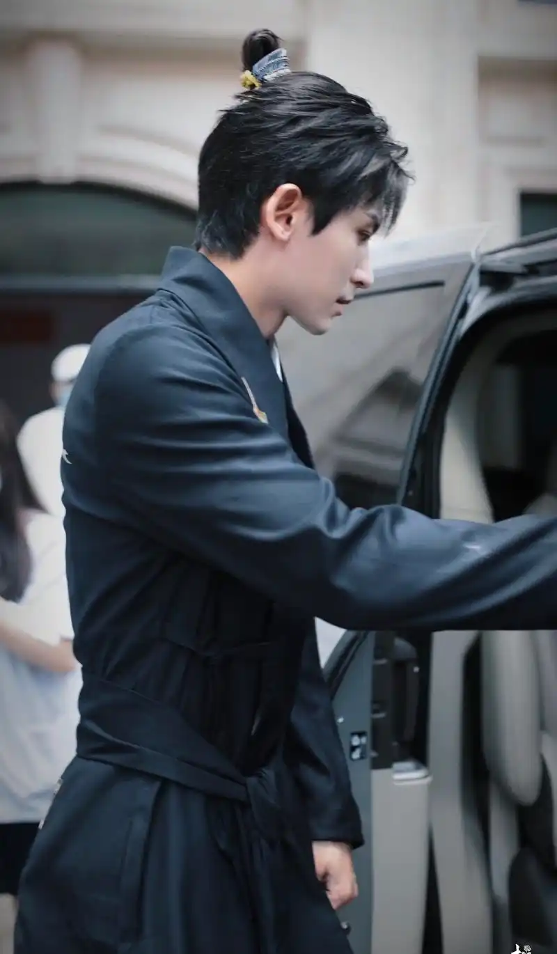 王一博张哲瀚古装撞衫,新旧流量大pk,谁的造型赢了?