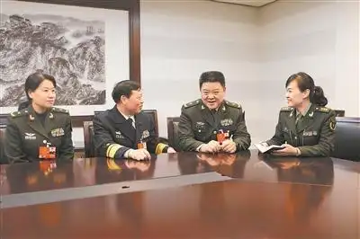 新闻中心 军事上图:本报记者邵薇(右一)采访军队人大代表冯毅,曹新元
