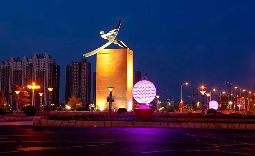 "摇橹人"是吉林市的地标建筑,展现了江城人逆流而上的拼博精神.