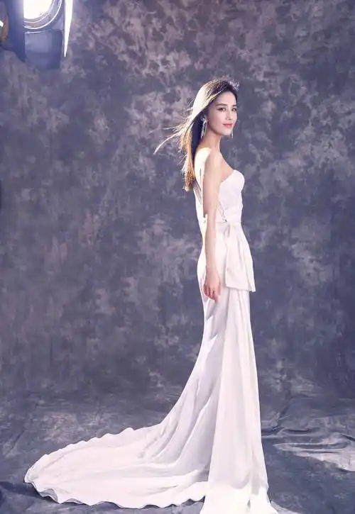 黄圣依难得收敛壕气,淡雅黄裙穿出高级感,饰品更是精致小巧