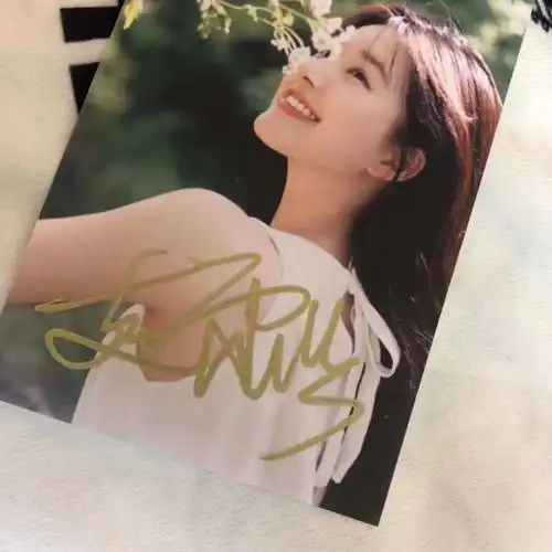 赵露思 亲笔签名照