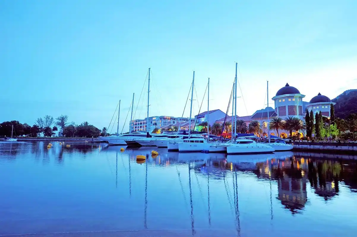 大连滨海路旅游攻略 滨海路是一条风景秀丽的海滨公路,位于大连市区