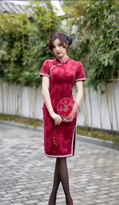 具有古典美感的新中式碎花旗袍凸显现代女孩的时尚感_款式_身材_女性