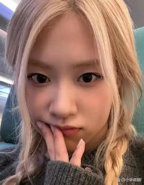 朴彩英晒对镜自拍美照 戴眼镜扎麻花辫萌态十足!