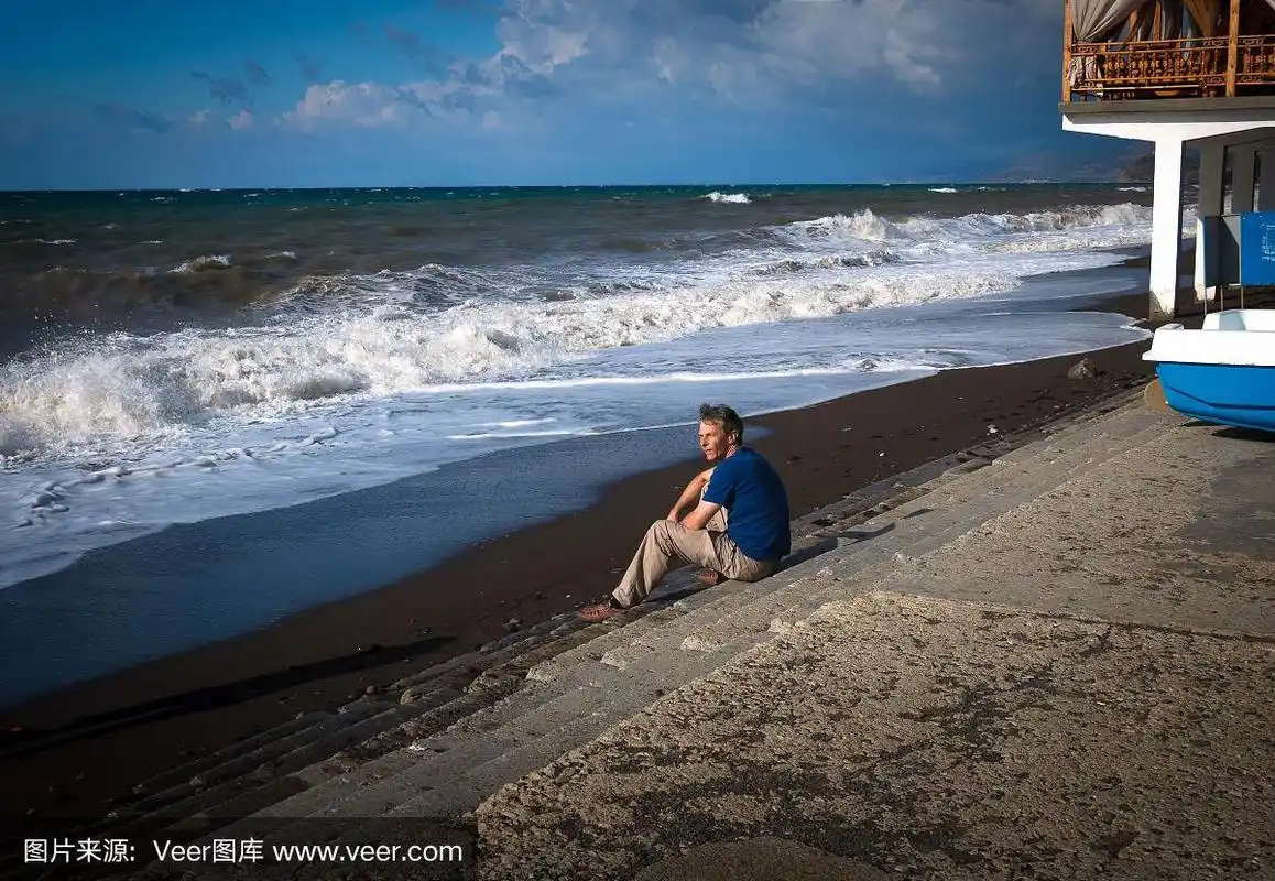 一个人坐在海边.