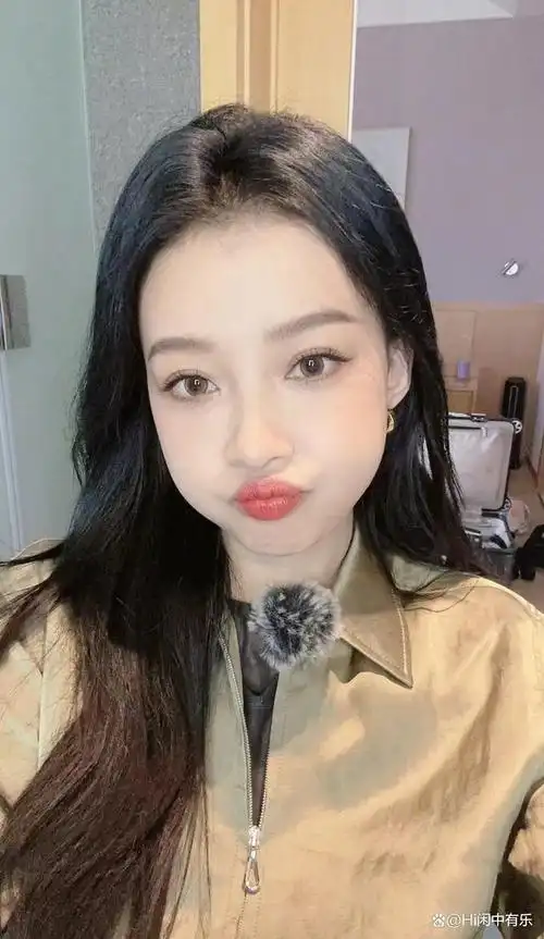 这样的女孩子,不可谓不可爱.