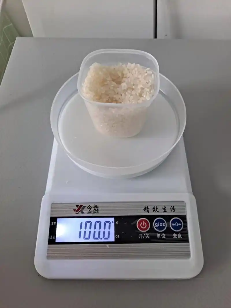 100g生米煮成熟饭 去皮和家里吃饭的碗满满一大碗差不多吧两个人分着