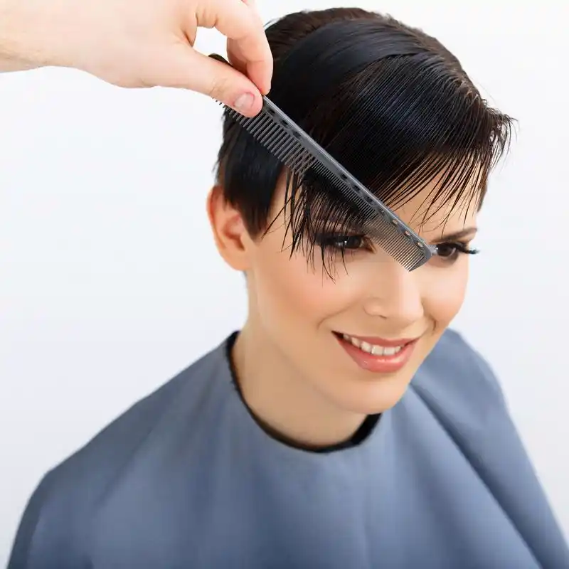 做发型的美发师.美模范女子.理发.头发护理