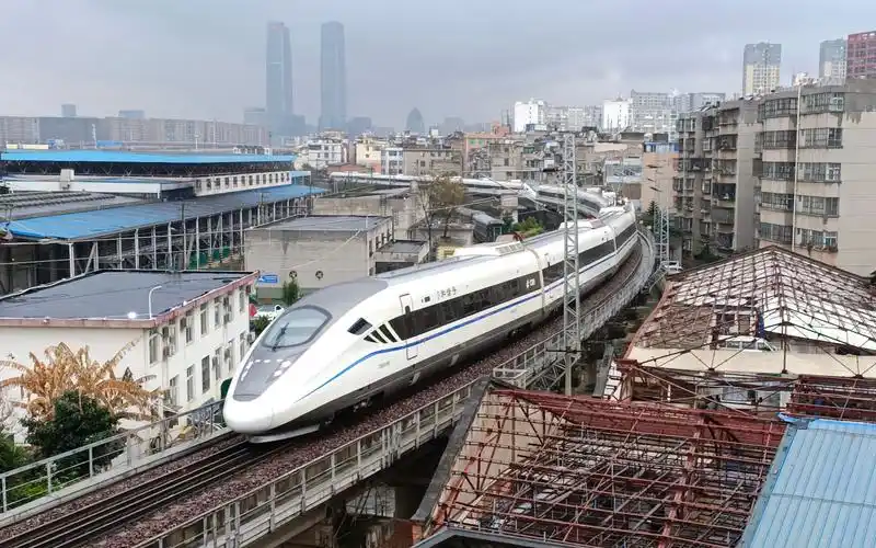 雨天拍车昆明局crh2g4107重联4109通过五里多