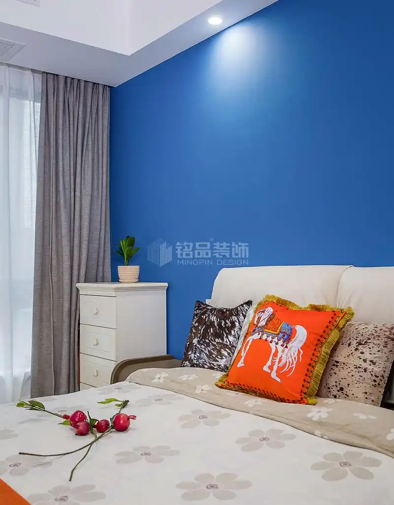 大胆的蓝色乳胶漆和橙色抱枕形成鲜明的撞色,耳目一新的感觉