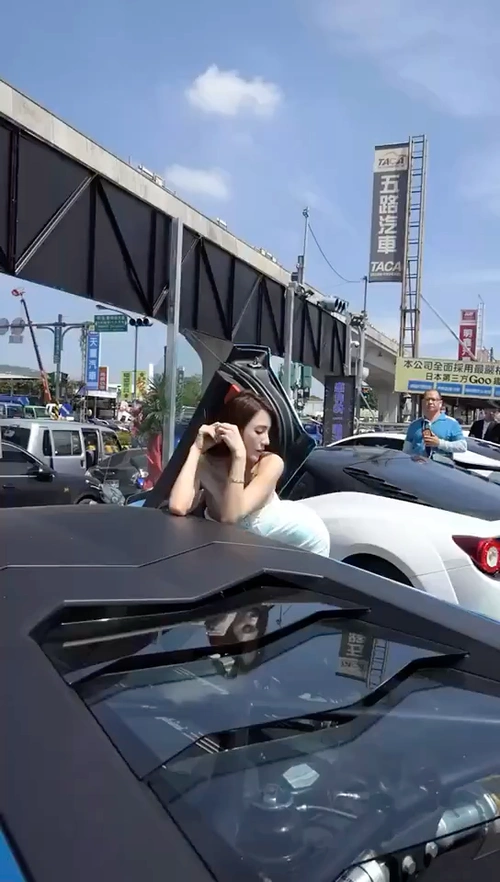 那年的夏天子涵户外车模活动现场