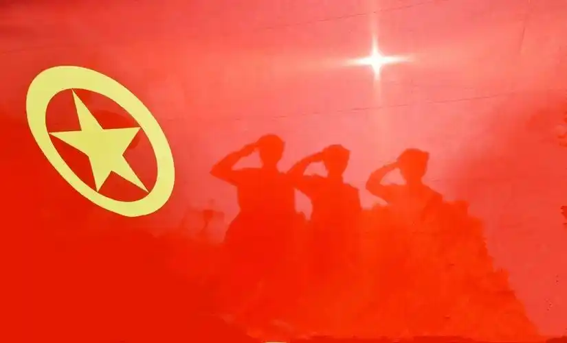 珍惜青春,不负韶华攥着团旗一角的手高举着我骄傲我是一名共青团员!