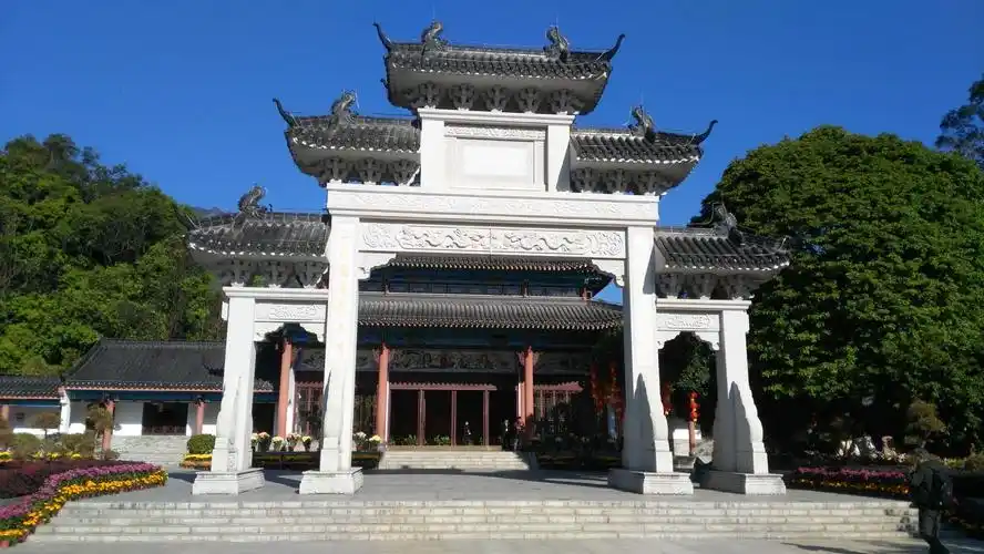 罗浮山海拔1296米,位于广东惠州市博罗县境内,是道教十大名山之一.